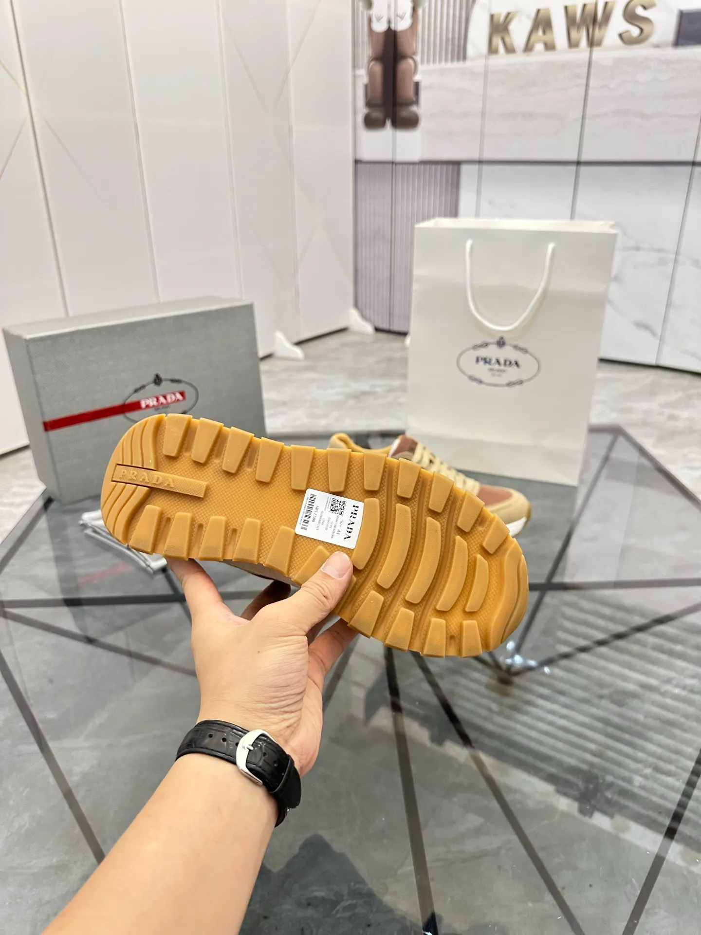 Men's shoes for sale 💰: 💰P580¥ High-end top quality Product trademark: Prada *"Prada*" low-top casual shoes Regular size: 38-45 (can be customized to 46) Product materials: imported upper layer of high mercerized nubuck leather spliced ​​with breathable mesh, water-dyed cowhide lining, cowhide feet, original ultra-light foam outsole. No.: 001